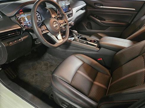 Used 2025 Nissan Altima 2.5 SR FWD image 9