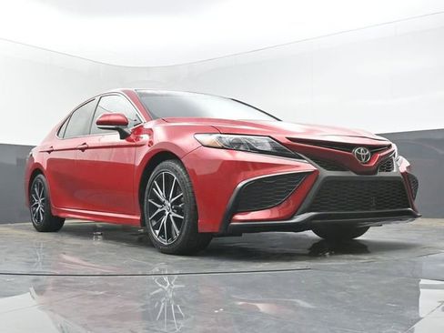 Used 2023 Toyota Camry SE image 1