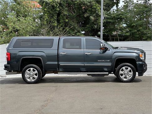 Used 2018 GMC Sierra 2500 Denali w/ Duramax Plus Package AWD/4WD image 9
