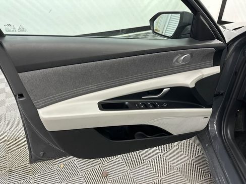 Used 2025 Hyundai Elantra Limited image 11