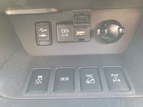 Used 2019 Toyota Highlander LE AWD/4WD image 24