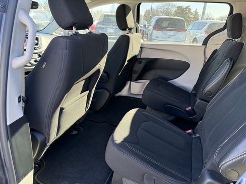 Used 2023 Chrysler Voyager LX image 12