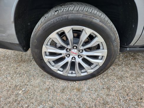 Used 2024 GMC Yukon Denali w/ Advanced Technology Package image 11