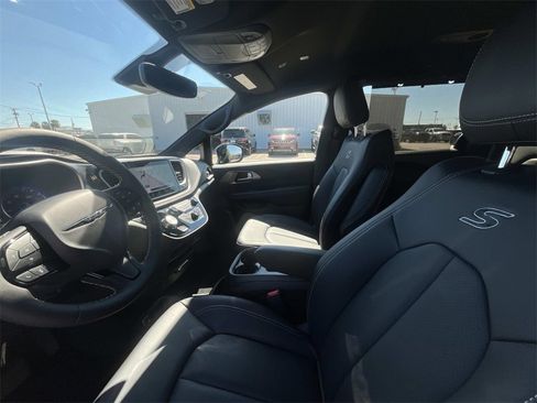 New 2026 Chrysler Pacifica Select w/ S Appearance Package image 10