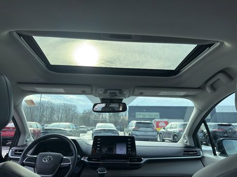 Used 2021 Toyota Sienna XLE image 27