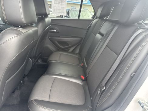 Used 2020 Chevrolet Trax LT w/ LT Convenience Package FWD image 7