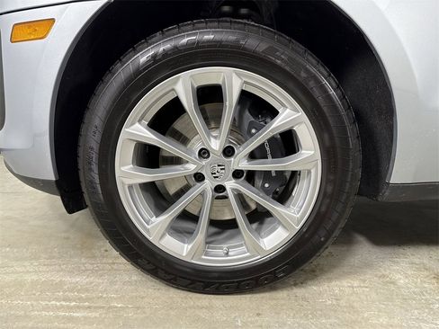 Certified 2025 Porsche Macan image 13