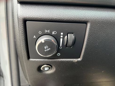 Used 2019 Jeep Grand Cherokee Laredo AWD/4WD image 27