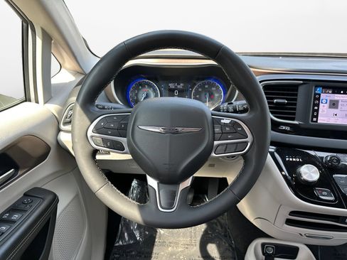 Used 2022 Chrysler Voyager LX FWD image 14