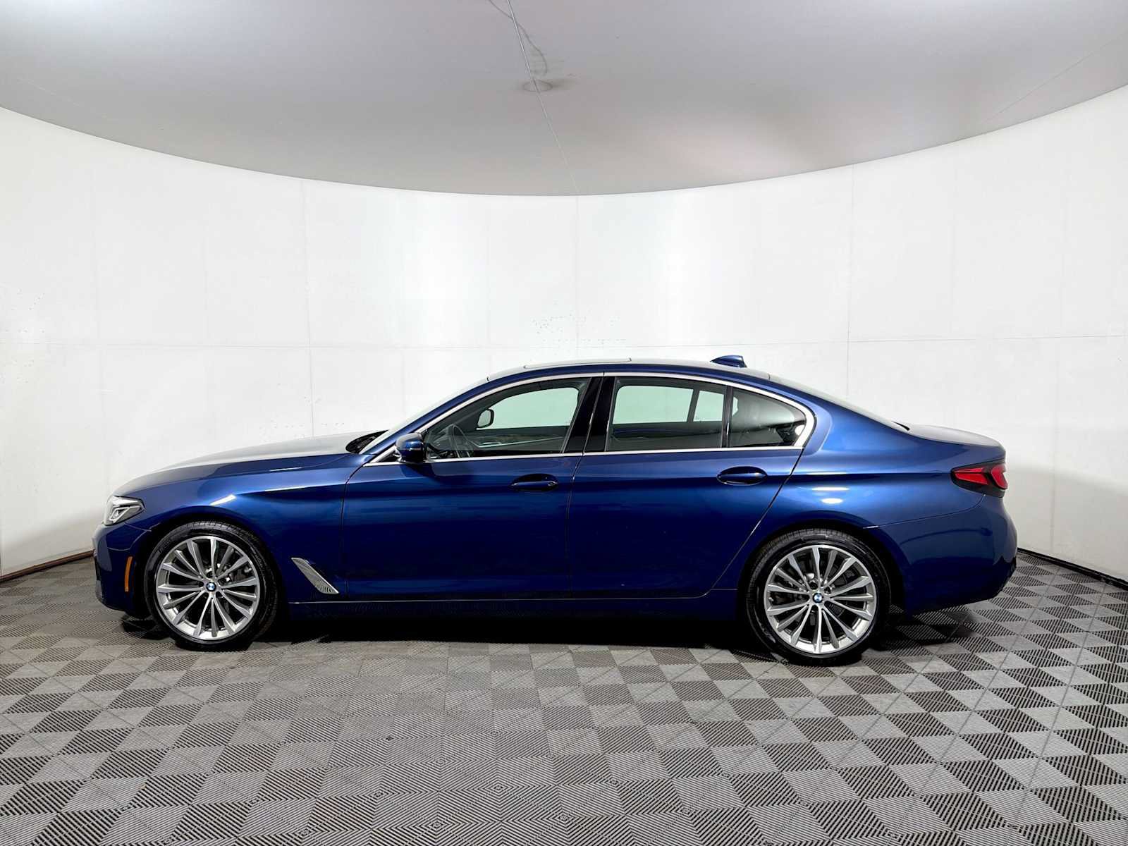 Used 2023 BMW 530i xDrive w/ Convenience Package AWD/4WD image 4