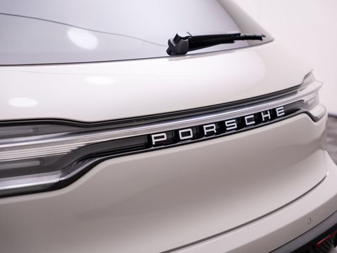 Certified 2023 Porsche Macan AWD/4WD image 41