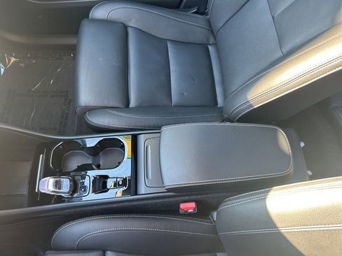 Certified 2025 Volvo XC40 B5 Plus image 26