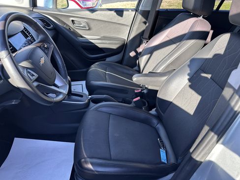 Used 2022 Chevrolet Trax LT w/ LT Convenience Package image 8