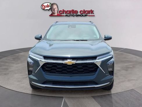 Used 2025 Chevrolet Trax LT FWD image 8