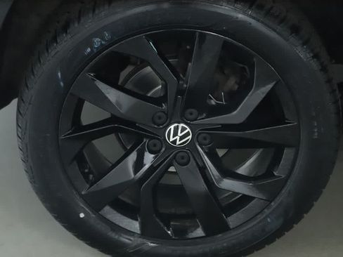 Used 2023 Volkswagen Taos SE FWD image 12