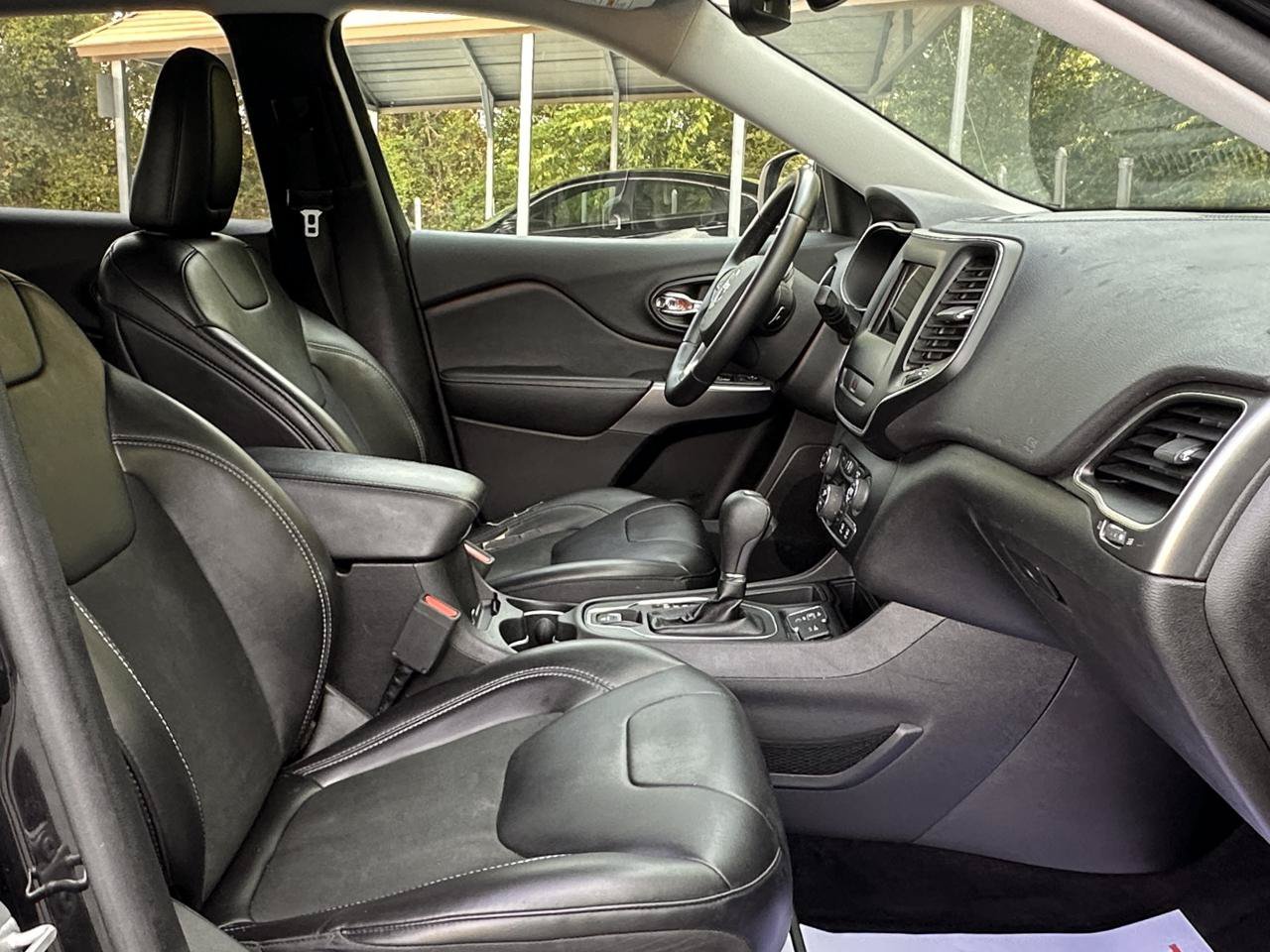 Used 2019 Jeep Cherokee Latitude Plus w/ Comfort/Convenience Group FWD image 35