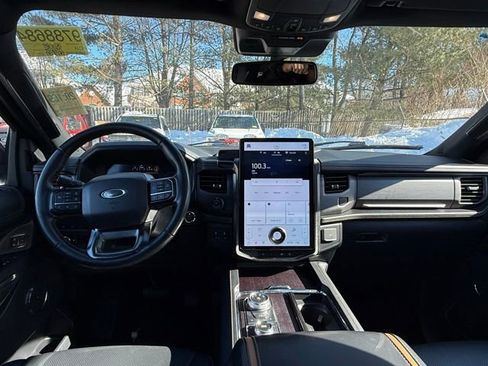 Used 2023 Ford Expedition Platinum image 2