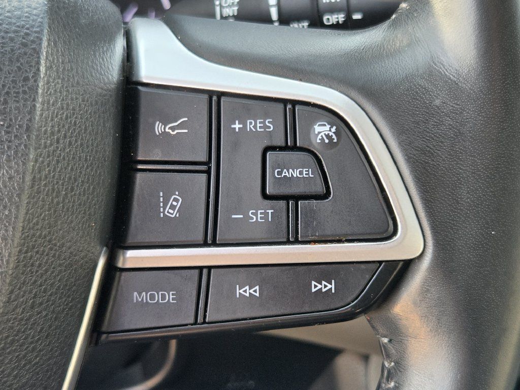 Used 2023 Toyota Highlander XLE FWD image 23