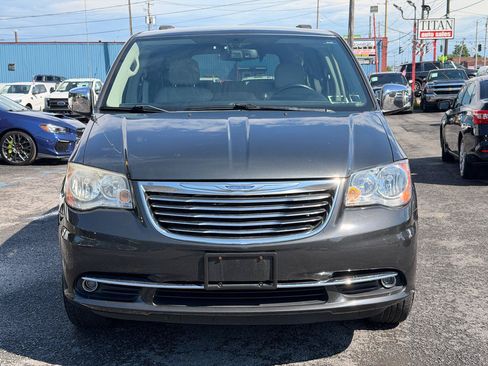 Used 2012 Chrysler Town & Country Touring-L FWD image 3