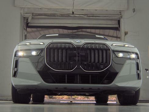 Used 2025 BMW 760i xDrive AWD/4WD image 4