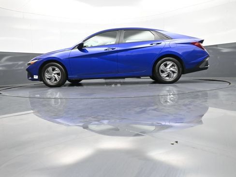 Certified 2025 Hyundai Elantra SE w/ Cargo Package FWD image 32