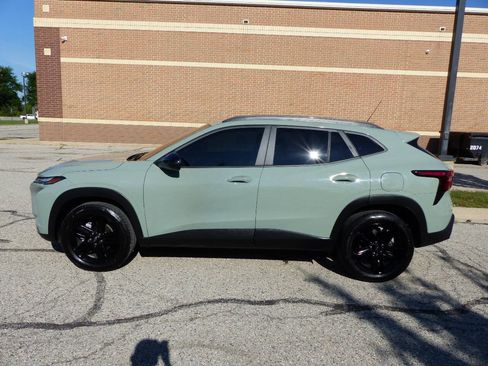 Used 2026 Chevrolet Trax ACTIV w/ Sunroof Package FWD image 5