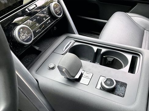 Used 2024 Land Rover Discovery S image 15