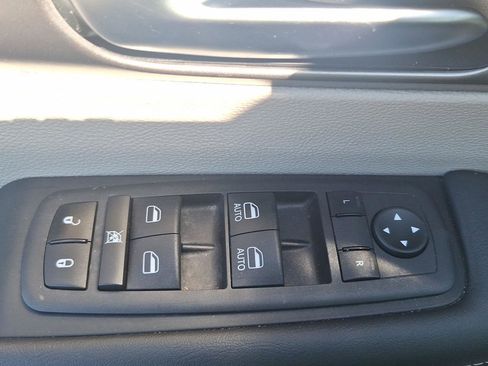 Used 2023 Chrysler Pacifica Touring-L image 19