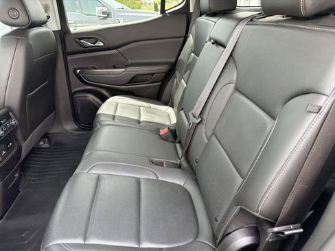 Used 2023 GMC Acadia SLT AWD/4WD image 13