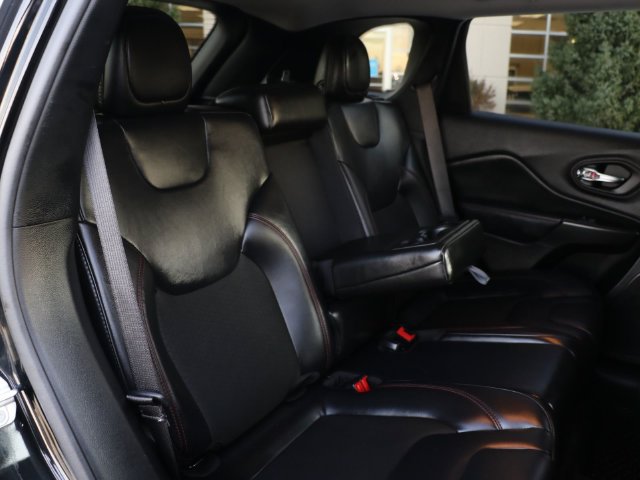 Used 2021 Jeep Cherokee Trailhawk AWD/4WD image 13