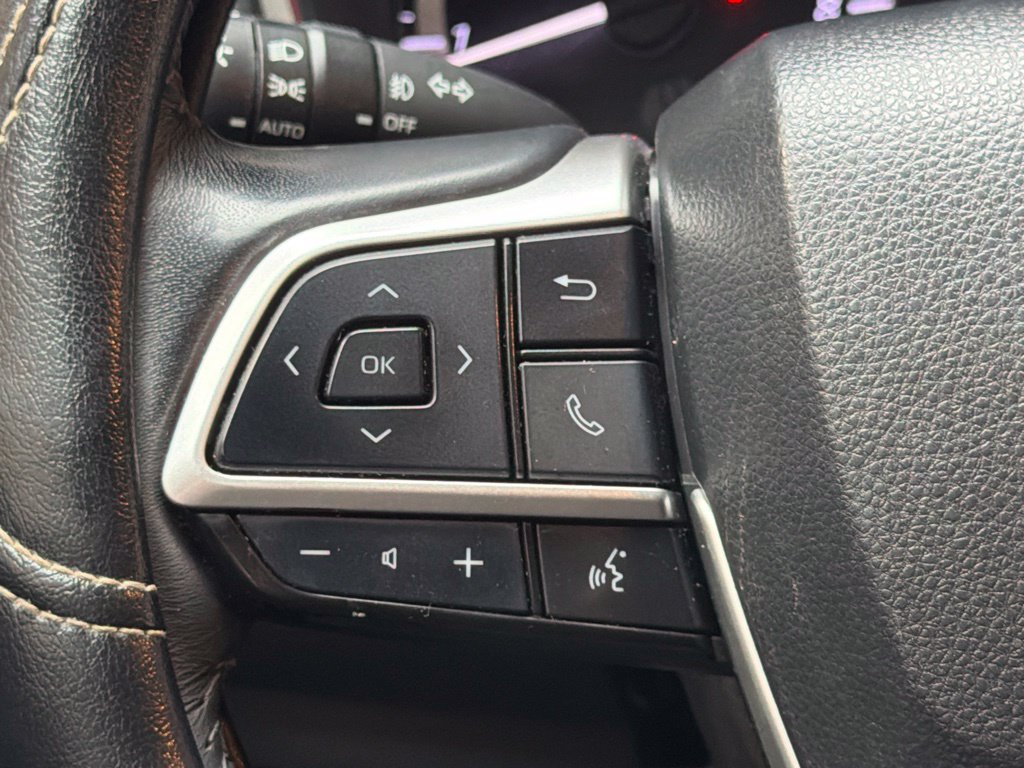 Used 2023 Toyota Highlander XLE FWD image 23