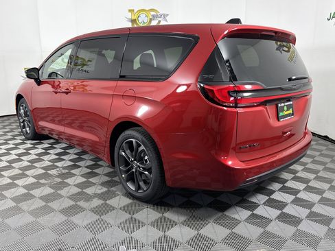 New 2026 Chrysler Pacifica Select image 5