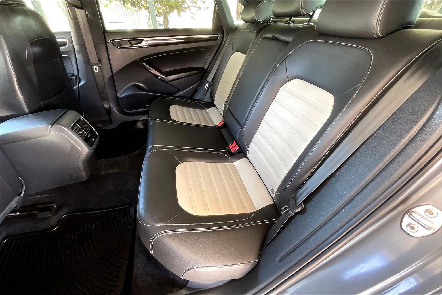 Used 2018 Volkswagen Passat 3.6 FWD image 21