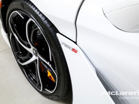 Used 2024 McLaren 750S Spider image 30