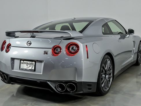 Used 2016 Nissan GT-R Premium AWD/4WD image 12