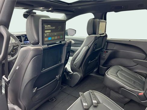 Used 2024 Chrysler Pacifica Limited w/ Uconnect Theater Family Group FWD image 12