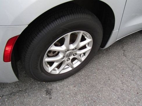 Used 2024 Chrysler Pacifica Touring-L FWD image 34