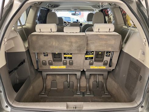 Used 2012 Toyota Sienna LE image 18