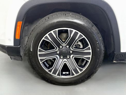 Used 2024 Jeep Wagoneer Series III AWD/4WD image 38