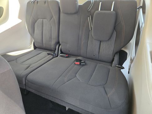 Used 2017 Chrysler Pacifica Touring FWD image 9