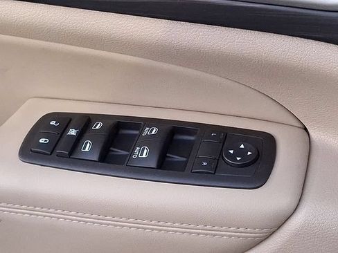 Used 2022 Jeep Grand Cherokee Laredo E w/ Security & Convenience Group AWD/4WD image 21