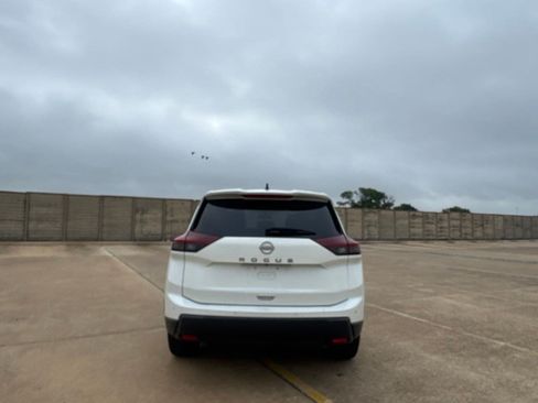 Used 2024 Nissan Rogue S AWD/4WD image 20