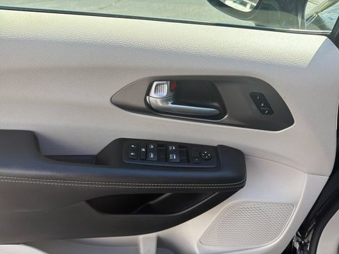 Used 2024 Chrysler Pacifica Touring-L FWD image 19