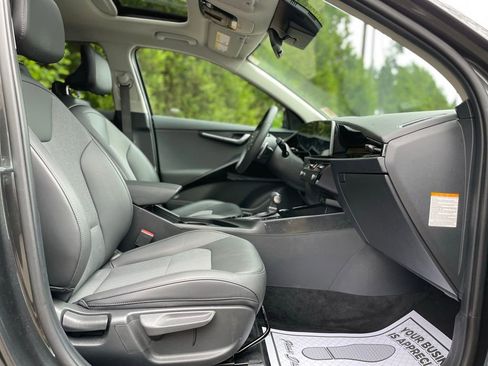 Used 2025 Kia Niro EX Touring image 25