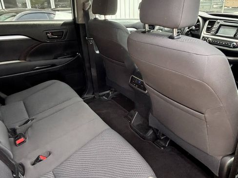Used 2015 Toyota Highlander LE FWD image 17