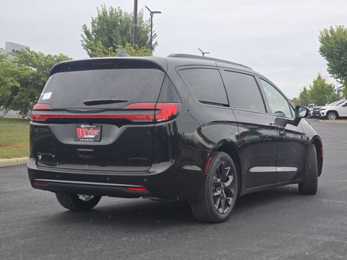 New 2026 Chrysler Pacifica Limited w/ S Appearance Package image 18