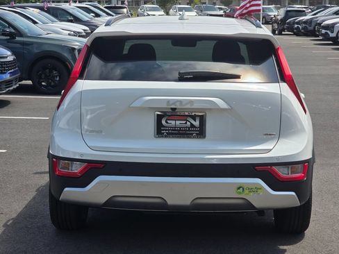 Used 2023 Kia Niro EX w/ EX Cold Weather Package FWD image 5