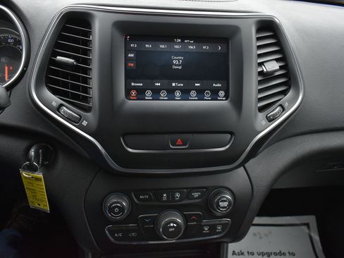 Used 2019 Jeep Cherokee Latitude w/ Cold Weather Group image 23