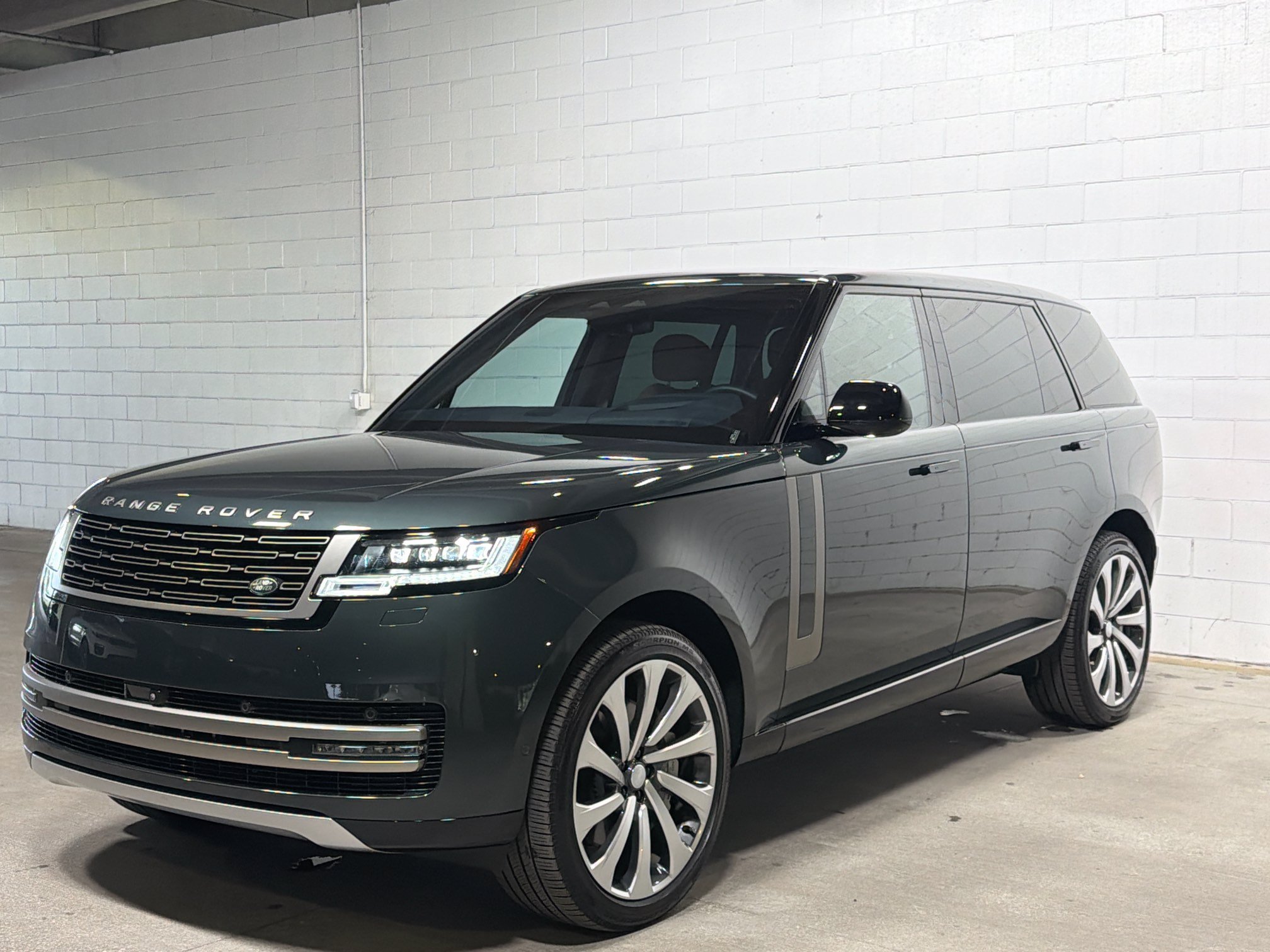 Used 2025 Land Rover Range Rover Long Wheelbase SE AWD/4WD image 1