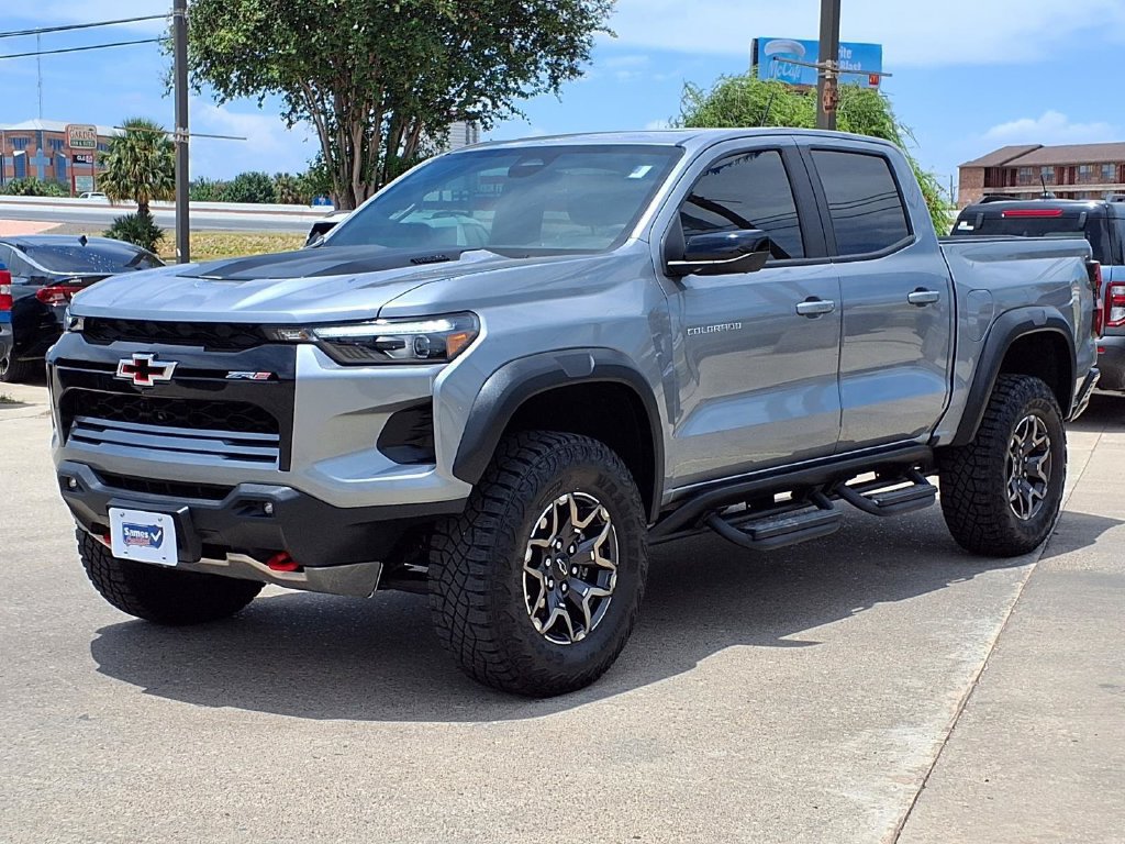 Used 2025 Chevrolet Colorado ZR2 w/ Technology Package AWD/4WD image 4